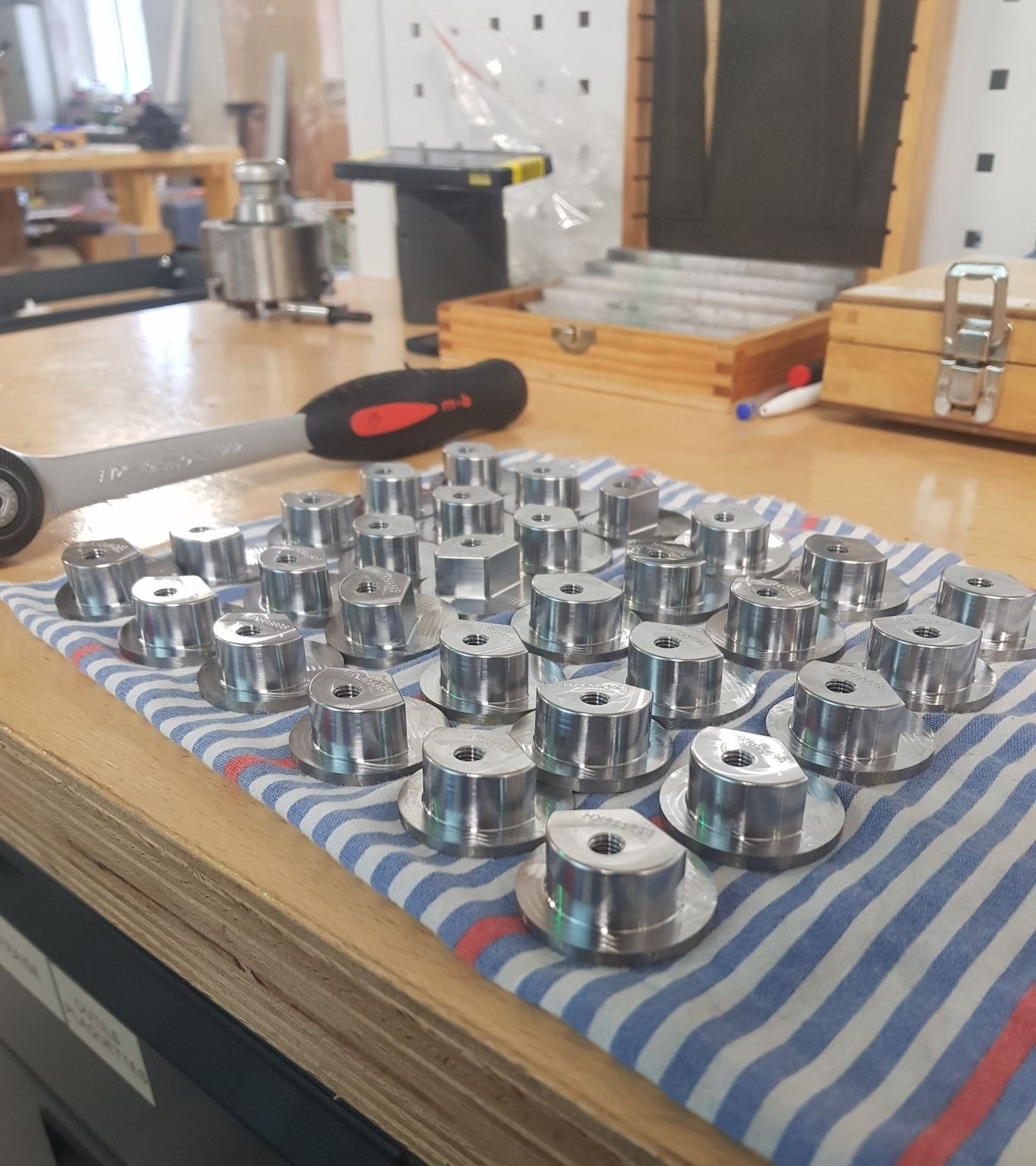 Série de plots aluminium taraudés